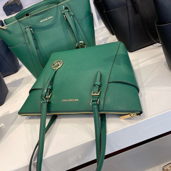 MICHAEL KORS CHARLOTTE LARGE TOP ZIP TOTE PALMETTO GREEN COLOR
NWT - Picture 13 of 16